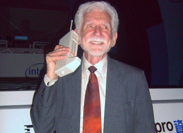 Cep telefonunu icat eden Martin Cooper ın kafası karışık