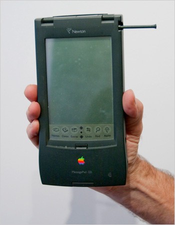 1997 de Steve Jobs tarafından üretimi durdurulmuş Apple Newton. Sizce de yanındaki kalem üzerine çakılmış bir çiviyi andırmıyor mu?
